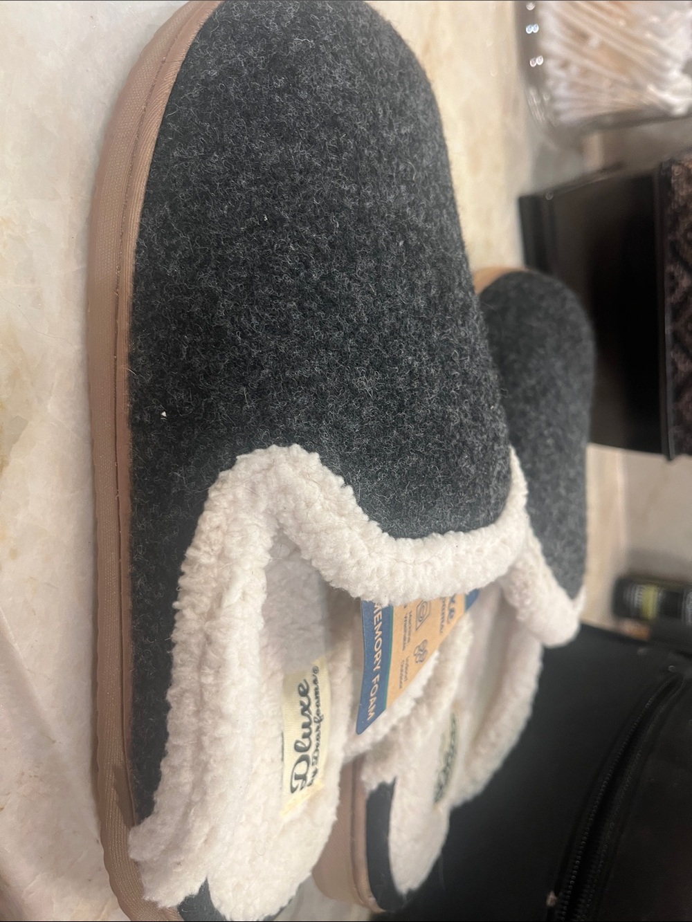 Dearfoams Dark Gray and White Women's Cozy Slippers sz 7-8